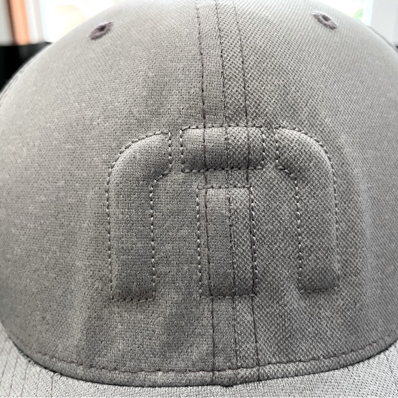 Travis Mathew Golf Hat S/M Small Medium Cap Athletic Light Gray FlexFit - Picture 2 of 7